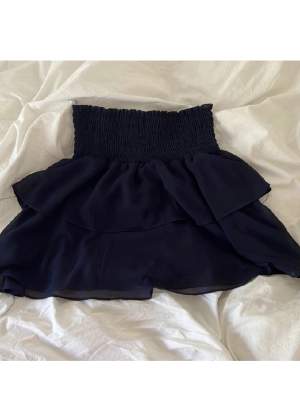 Säljer denna supersnygga sommar kjolen från Chelsea som är mycket eftertraktad! NYPRIS: 449kr  passa på nu till sommaren 💕