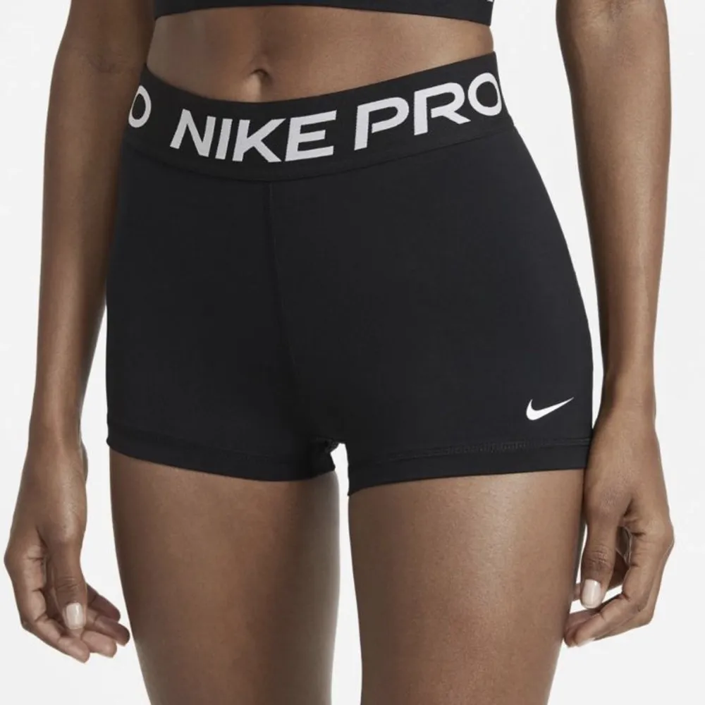Säljer mina Nike PRO shorts, säljer dem då de inte satt så bra 💗ordinarie pris är 500 så jag är villig att sänka priset ❤️Nike märket har gått bort lite men inget som man ser. Shorts.
