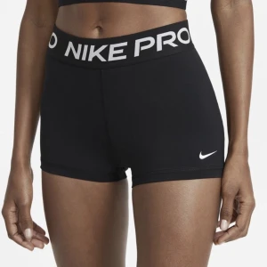 Nike PRO Shorts - Säljer mina Nike PRO shorts, säljer dem då de inte satt så bra 💗ordinarie pris är 500 så jag är villig att sänka priset ❤️Nike märket har gått bort lite men inget som man ser
