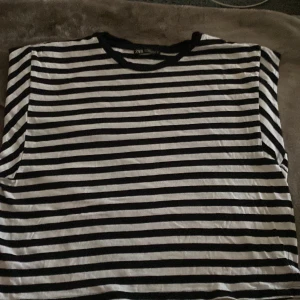 Skitsnygg T-shirt😍😍 - Så cool randig tshirt, den är lite ”croppad” i ärmarna😋 i stl m men passar för mindre o större.👌🏻👌🏻 köpare står för frakt, posten står för allt strul efter jag har skickat iväg, pris går att diskuteras såklart❤️ 