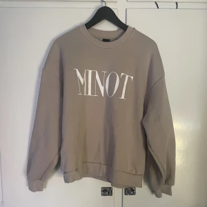 Collegetröja  - Collegetröja från Gina tricot. Aldrig använda.