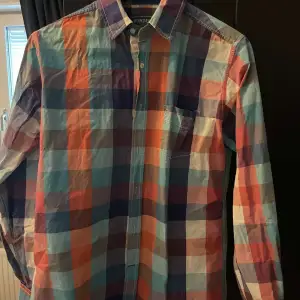En rutig skjorta från bondelid i stl L, 300kr