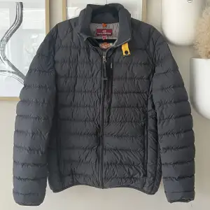 Nu är det dags att sälja min parajumpers jacka. Väldigt bra skick. Använd i ungefär ett år. Perfekt inför vintern. Nypris 3500kr. Har du Frågor Tveka inte på att skicka o fråga. Mvh Albin