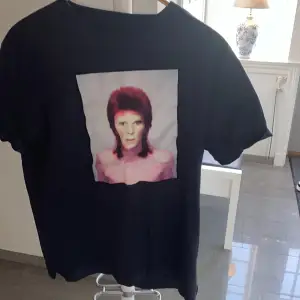 En riktig fet Limitato T-shirt med David Bowie som motiv. Box ingår så klart