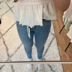 Ljusblå Jeans - Skinny Jeans i modellen MOLLY från ginatricot i storlek S❣️Aldrig använda och har prislappen kvar. Köpt för 299 kr och säljer för 150+frakt❣️
