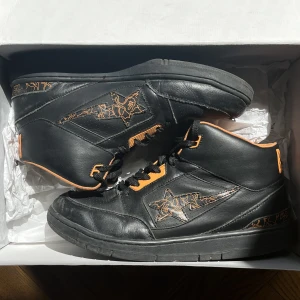 Bapesta - Bape "Hi Top” Black and Orange -Storlek 11/45 EU -Välanvända men fortfarande i fint skick!  -OG box och kvitto finns!  -Skriv ett meddelande om du har fler frågor eller funderingar! 