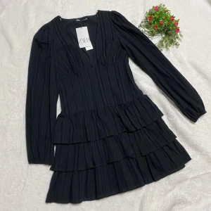 Zara klänning - Säljer den här zara klänningen eftersom den inte kommer till användning! Storlek M, nyskick🌸