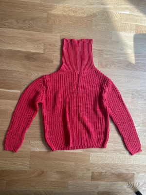 Röd stickad tröja - Färg:Röd  Storlek:XS (passar S) Märke: Rut&Cirkel Skicket: använd sparsamt