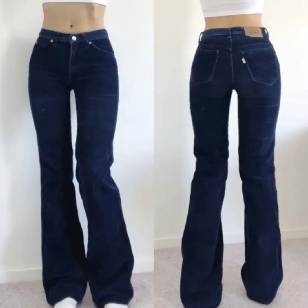 Levi's corduroy utsvängda jeans i marinblå💕 Modellen är 171 cm med storlek S/36/28  Jeansen har midja 72 cm. Insömmen är 89 cm.. Jeans & Byxor.