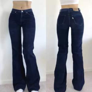 Levi's corduroy utsvängda jeans i marinblå💕 Modellen är 171 cm med storlek S/36/28  Jeansen har midja 72 cm. Insömmen är 89 cm.