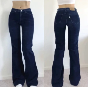 Levi's corduroy jeans - Levi's corduroy utsvängda jeans i marinblå💕 Modellen är 171 cm med storlek S/36/28  Jeansen har midja 72 cm. Insömmen är 89 cm.