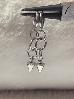 Small stud Layerd hoop earrings  - Dessa örhängen är till största dels gjorda av rostfritt stål vilket innebär att de förmodligen inte förstörs om de kommer i kontakt med vatten och allmänt håller längre. Rostfritt stål ändrar inte färg som att ndra material ,perfekta för vardaglig användn