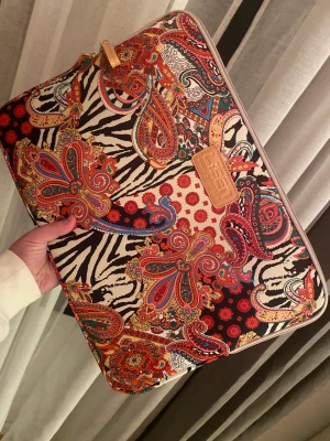 Datorfodral - Jätte fina sprillans nytt datorfodral. 🩷måtten är 15x15,9, vilken dator får typ plats i denna,  