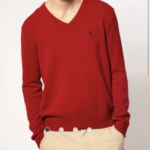 Ralph Lauren tröja röd - Säljer denna då den inte kommer till användning, passar både tjej och kille, säljs inte längre, nypris 1076 kr, skriv för egna bilder🩷