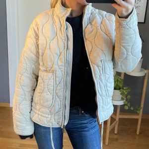 Beige höstjacka - Beige höstjacka från Zara i storlek S, helt perfekt ✨😇 