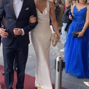 Balklänning vit siden - Säljer min OTROLIGT fina balklänning från årets student. Jag är 177 och den är noggrant in sydd i midja samt gjorts längre. Ryggen är helt fantastisk och skicket är bra! Hör av er för fler frågor 🧡😊