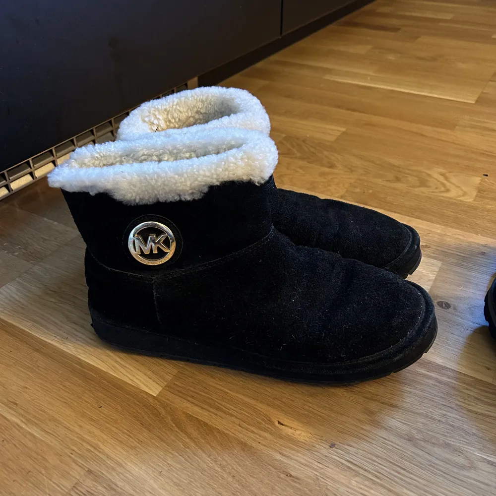 Svarta Michael Kors Uggs Skor