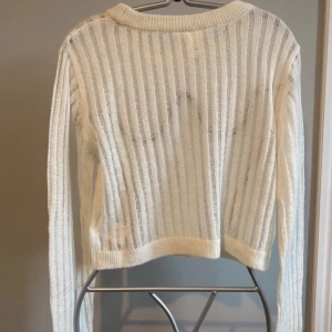 Genomsynlig tröja - Säljer min vita stickade tröja som är lite genomskinlig med ränder. Super gosig tröja men kmr aldrig till användning.