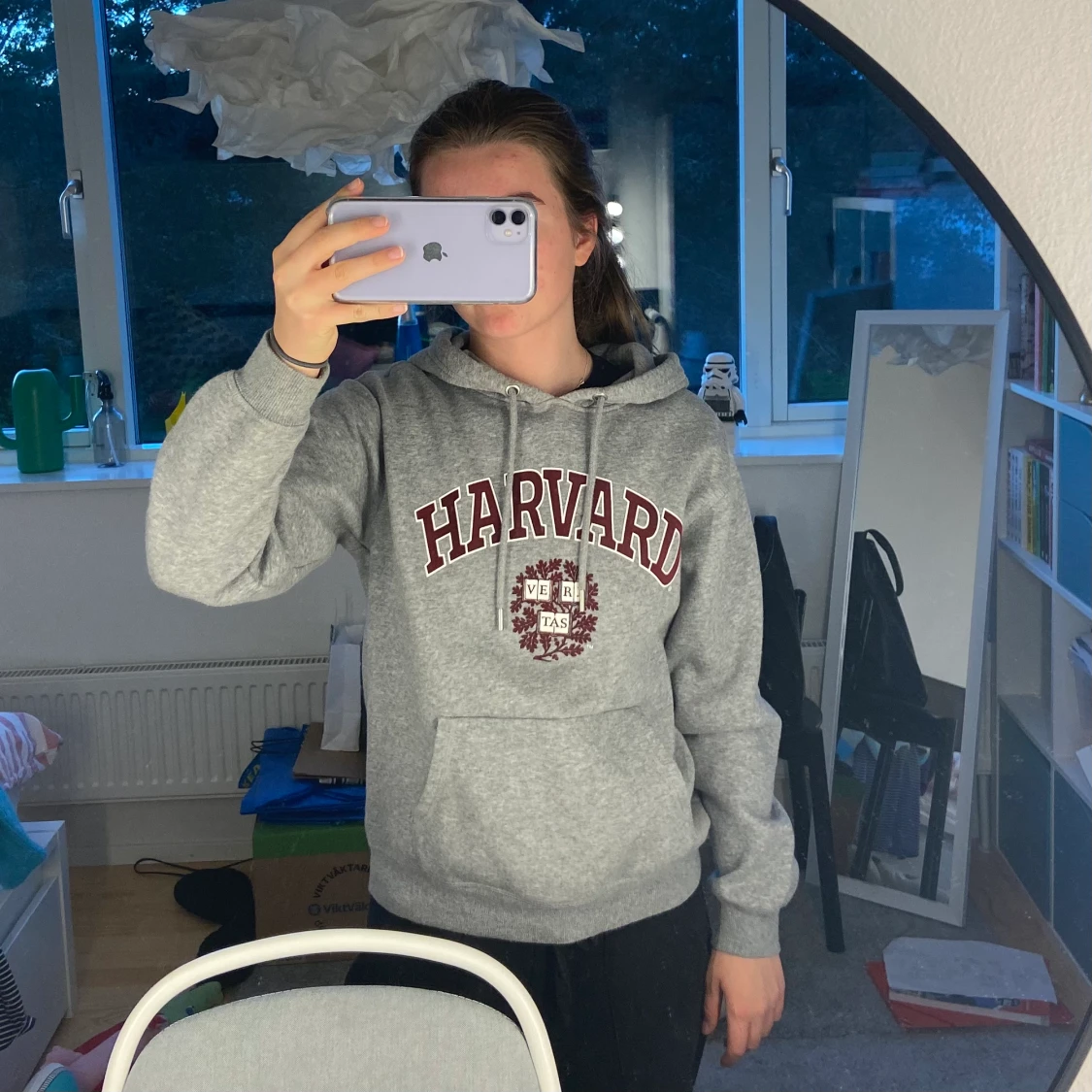 Grå hoodie med tryck - 90