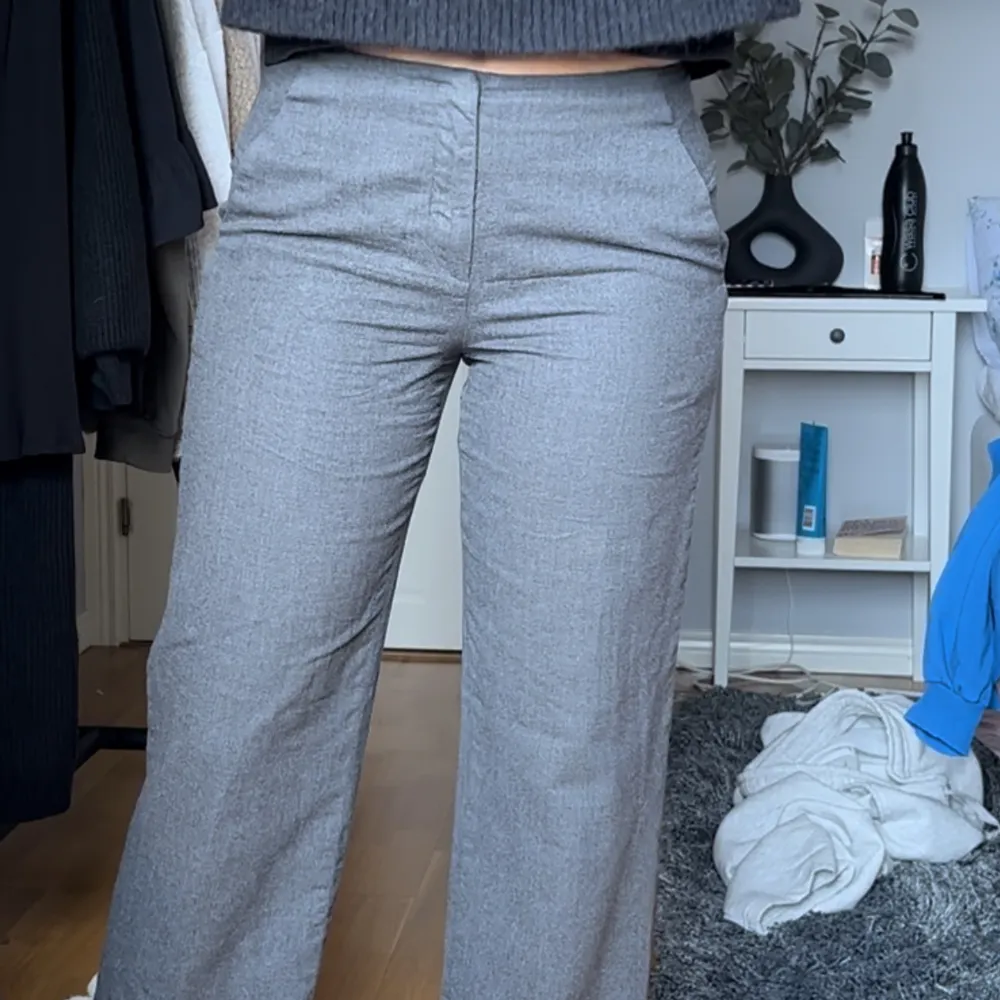 Gråa kostymbyxor från Giorgio Armani som inte kommer till användning längre🫶🏻 Storlek 42 men skulle säga att de passar någon som bär S/36 och är runt 168 cm! . Jeans & Byxor.