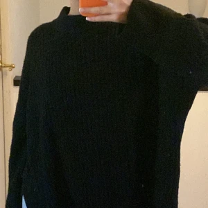 Oversized stickad tröja  - Jätte mysig men säljer då jag har liknande jag använder mer! Den är i strl s men väääldigt oversized så den passat större storlekar också, och har en slits på vardera sida. Lite nopprig men annars inget fel på den!💗