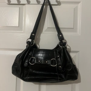 Väska - Svart lagom stor väska, köpt secondhand! Perfekt till vardags. 💕