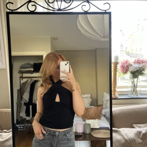 Svart topp - Går att korsa i halsen eller ha som vanligt, aldrig använd💕