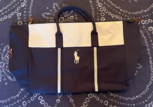 Ralph Lauren väska  - Snygg Ralph Lauren väska, väldigt fint skick.