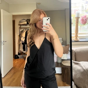 Svart linne - Finare linne som går att knäppa fram, lite för stor för mig💕