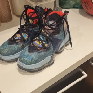 Lebron 19 - Ett par riktigt fina lebron 19s i storlek 44. Har använts i 1 basketsäson men är hyfsat fräscha. Typ 7/10. 