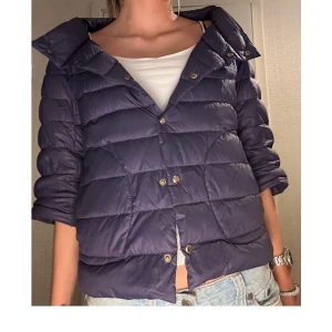 Trekvartsärmad jacka  - Säljer denna as snygga mörkblå trekvartsärmade jackan som LIKNAR de populära herno jackorna🩷