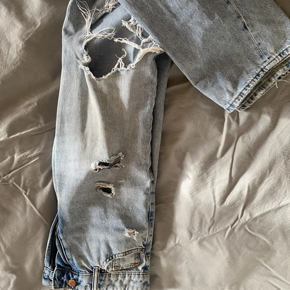 Ett par blåa jeans med hål på knäna. Säljer för att jag inte använder längre 💗. Jeans & Byxor.