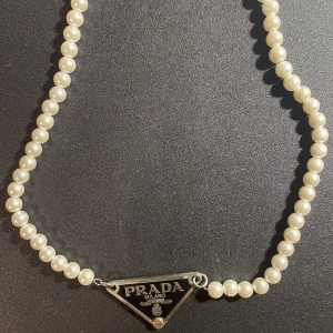 Prada pärlhalsband (justerbart)  - Säljer ett prada pärllhalsbabd köpt härifrån.  Hör av er vid funderingar eller om ni är intresserade! 