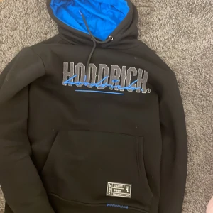 Hoodrich hoodie - Storlek M fint skick säljer pga för stor