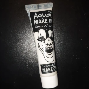 Vit ansiktsfärg/foundation  - Ansiktsmålning/färg/foundation i färgen vit! Perfekt till halloween firande, teatersminkning eller den gotiska looken. (Sky is the limit) Köpte två av samma från en Halloween butik 90krst men känner inte att jag kommer behöva använda denna! 🩸FRAKT 15KR😊 