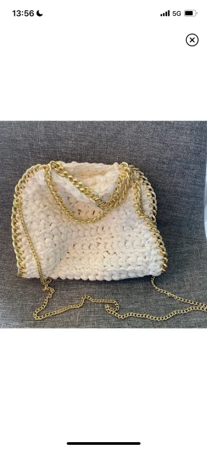 Virkad väska - Säljer vidare denna väskan då jag fick en liknande när jag fyllde år❤️. Lite smutsig men det snyns inte så mycket. Pris går att diskutera. Skriv om ni vill ha fler bilder🫶