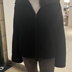 Svart teddyjacka från Hm - Supersnygg teddyjacka/kofta från hm. Passar S och M om man vill att den ska sitta oversized!