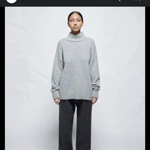 Stickad tröja  - En liknande stickadtröja som på bilden fast mörkgrå