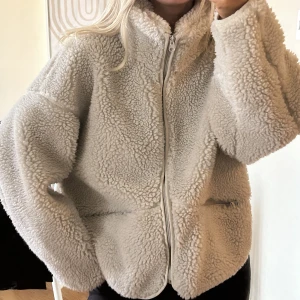 Jacka från NAKD - Superfin jacka köpt på NA-KD för typ ett år sedan men endast använd 1-2 gånger, så jackan är i nyskick. Köp direkt för 100kr!