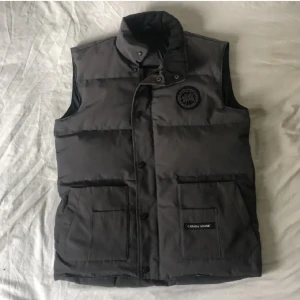 Canada Goose väst Black Label - Säljer nu denna Canada Goose väst då jag tröttnat på den. Mycket bra passform som sitter väl på mig som har M. Passar säkert S också. Priset är inte hugget i sten så kom med förslag. Fler bilder skickas på förfrågan. Tags ingår.