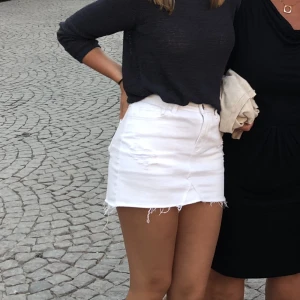 Vit jeanskjol! - Vit jeanskjol från Hollister. Waist 25. Använd fåtal gånger och är i mycket bra skick!