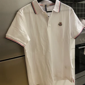 Moncler pike - Moncler pike vit helt ny qr-kod kan skicka flera bilder vid förfrågan  Passar medium 