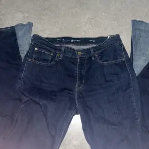 Sytt om ett par superfina levi’s jeans till bootcut, använde ofta för ett tag sen, men nu har de inte används på ett tag, köpta för 979. om ni vill ha närmre bilder på det omsydda kontakta mig då. lite defekter längst ner, lite trådar, annars som nya.