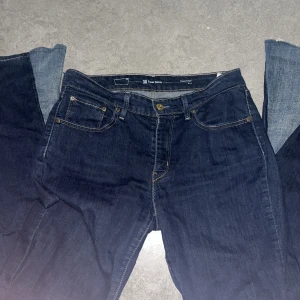 Bootcut Levi’s jeans - Sytt om ett par superfina levi’s jeans till bootcut, använde ofta för ett tag sen, men nu har de inte används på ett tag, köpta för 979. om ni vill ha närmre bilder på det omsydda kontakta mig då. lite defekter längst ner, lite trådar, annars som nya.