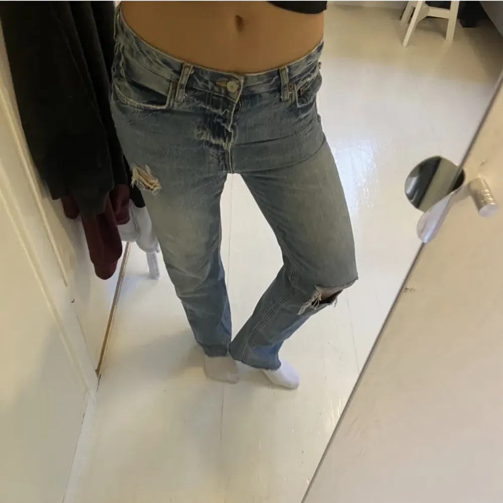 Super fina low waist jenas från zara med hål. Säljer pga passade inte mig.   (köpta på plick och lånade bilder av hon jag köpte dom av). Jeans & Byxor.