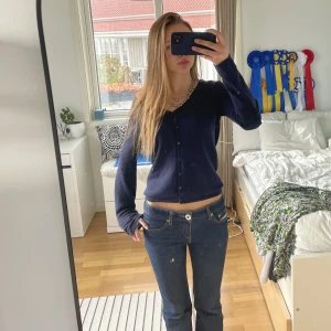 Cashmere kofta💞💘 - Såå mysig stickad kofta, 100% cashmere så jätteskön o inte stickig💘💞 Har ett litet hål längst fram på ena armen men inget mn märker o går säkert lätt att laga🩷 Pris kan diskuteras 