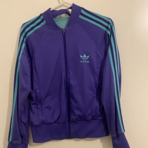 Adidas tröja - Så snygg lila adidas tröja med turkosa stripes som inte kommer till användning ☺️ strl S