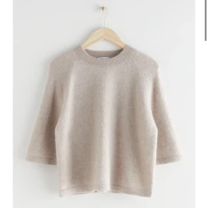 & other stories stickad t shirt! - I nyskick knappt använd, storlek S!