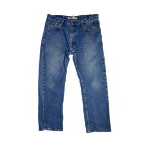 Levi’s 505 - Size: 34/30. Blå. Condition: vintage. Alla jeans är uppmätta av oss! Har ni frågor eller funderingar är det bara slide DM, tveka inte!