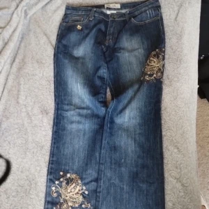 Y2K bootcut jeans - Köpte dessa second hand men kände efteråt att de var lite korta på mig (är 175cm) men hade passat perfekt på någon som är 170-165cm ish (om man vill att de går ner till skon). Priset är diskuterbart vid snabb affär!